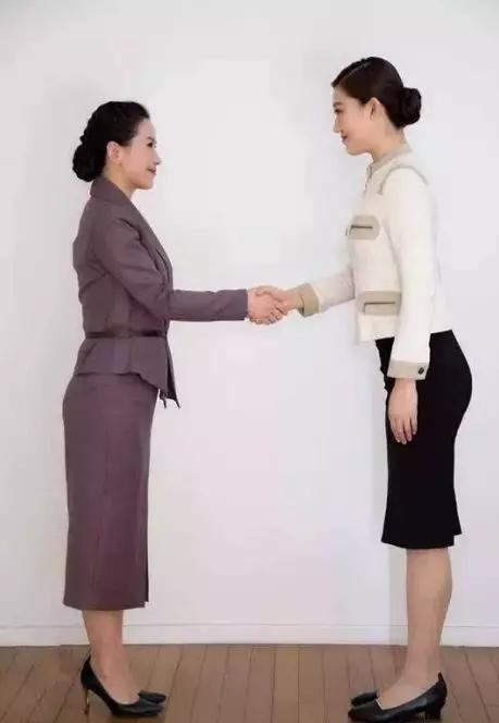 女士握手礼仪图片