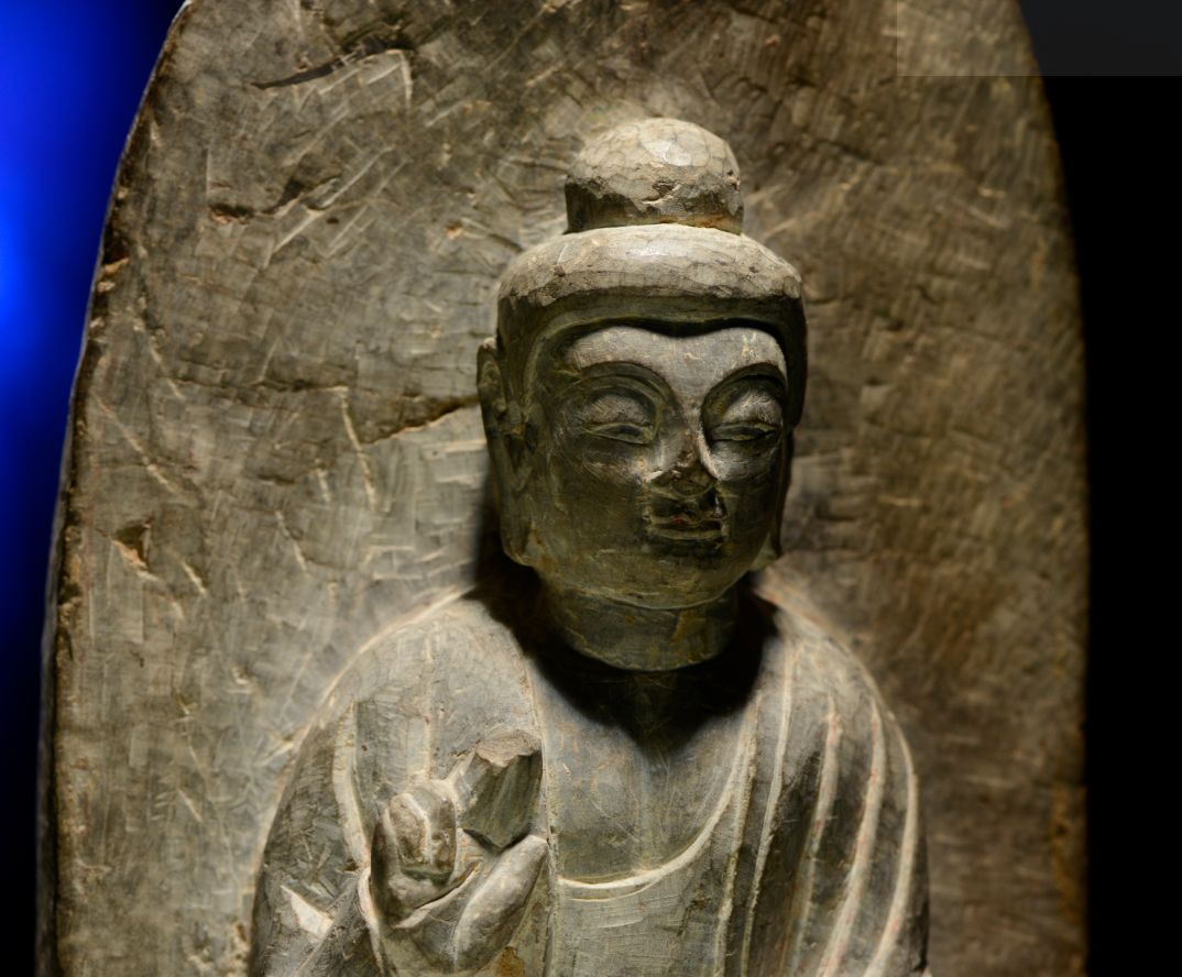 垂衣拱手唐释迦牟尼石刻像