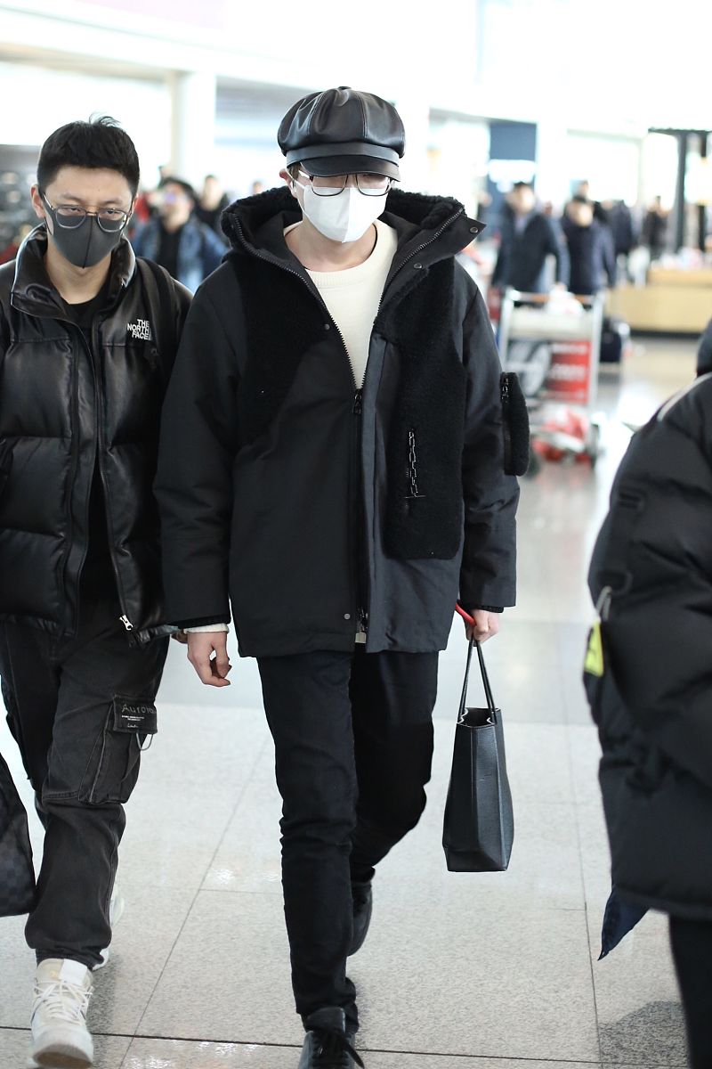 25岁穿成"老大爷",毛不易全黑look现身机场,口罩遮面一脸愁容