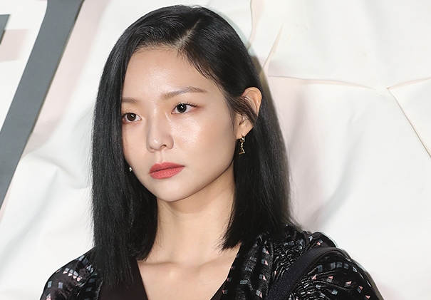 原创李絮24岁斩获青龙新人奖演布拉芙夫人走红与郑雨盛被拍私下出游