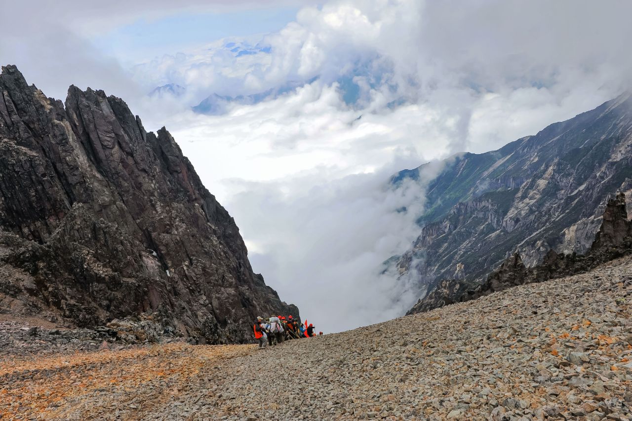 登顶回撤 人生第一次遭遇销魂的大自然滑梯 高山流石滩 给跪了!-搜狐大视野-搜狐新闻