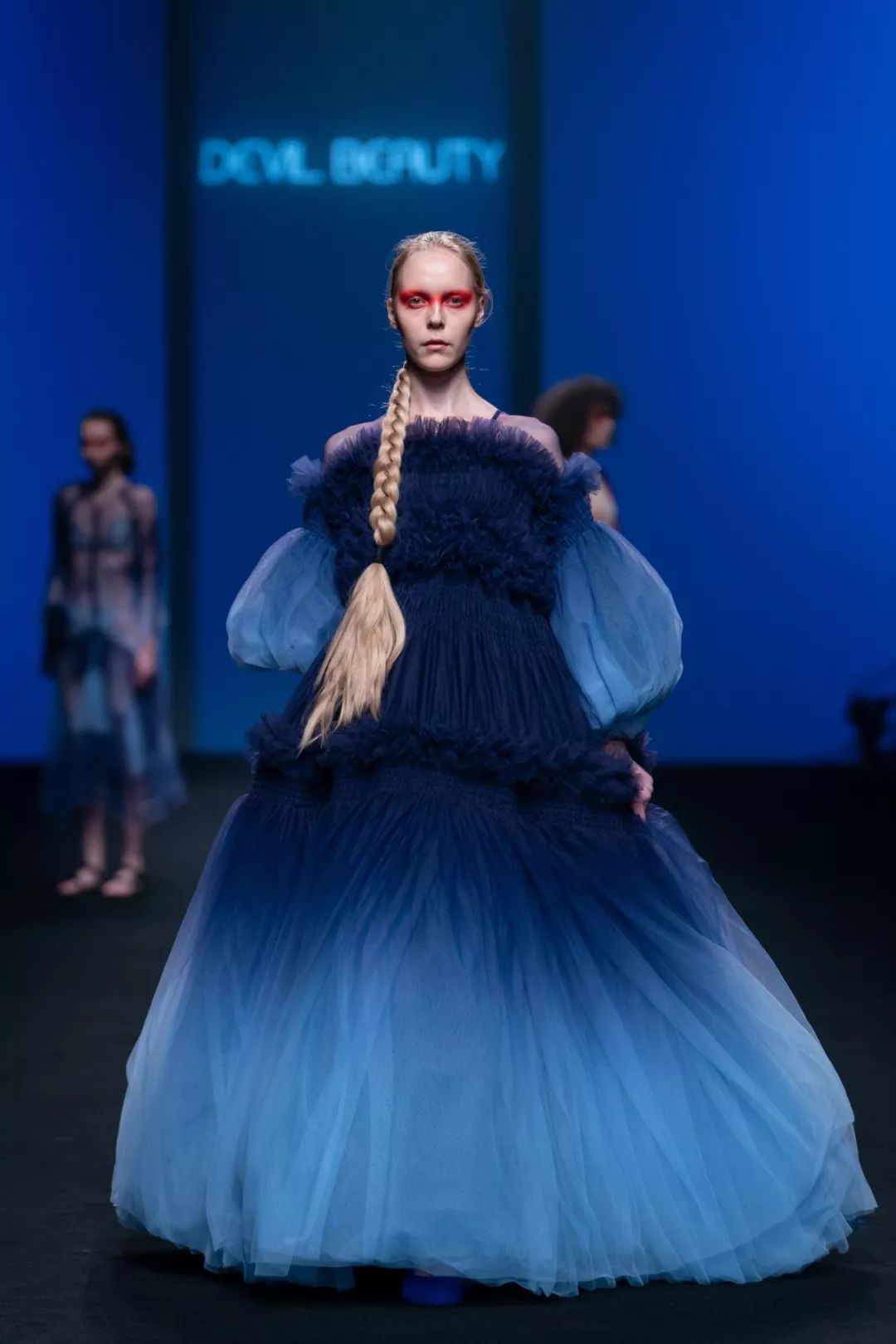 这一次,ta把"杜邦纸"搬上了t台