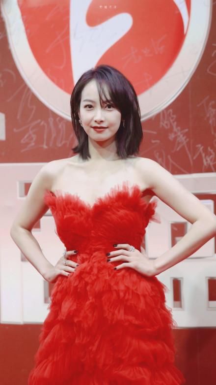 宋茜亮相国剧盛典红毯:一袭红色抹胸长裙,十分夺目,身材太好了
