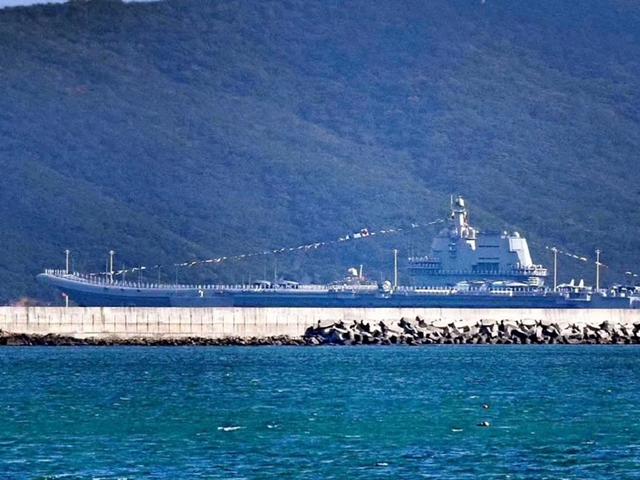 2019年12月17日,首艘国产航母"山东舰"在海南省三亚军港举行了交付