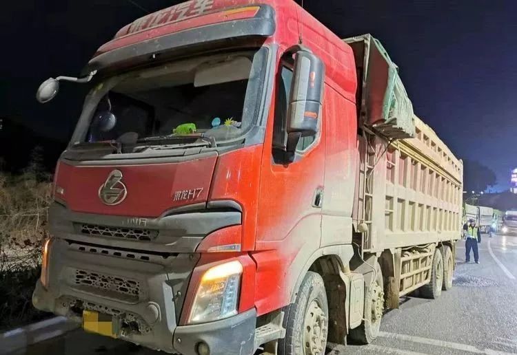 梧州交警严惩泥头车,29辆大车司机被罚!