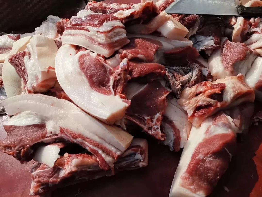 猪肉整好了作为地道的广安人整猪肉是一把好手要懒点盐巴然后就可以