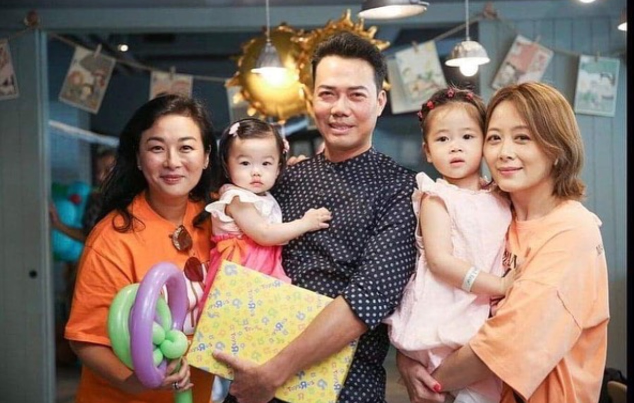 艺人谢天华骑小摩托低调现身街头,laughing哥买玩具给女儿不给儿子被