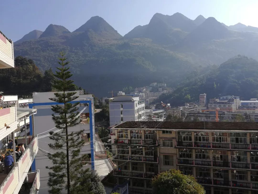 随后,大家一同参观了校史室,听取了那坡高中的办学历史和发展情况.