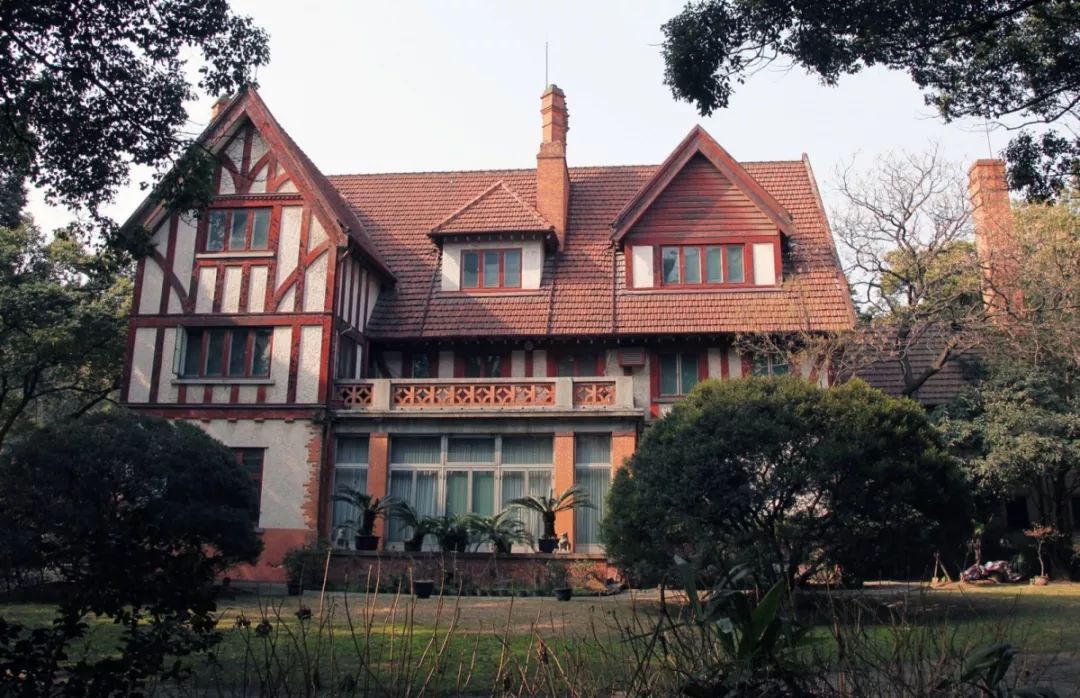 衡复建筑|红瓦陡坡,露木交错,说不尽武康路99号九十载烟云往事_上海市