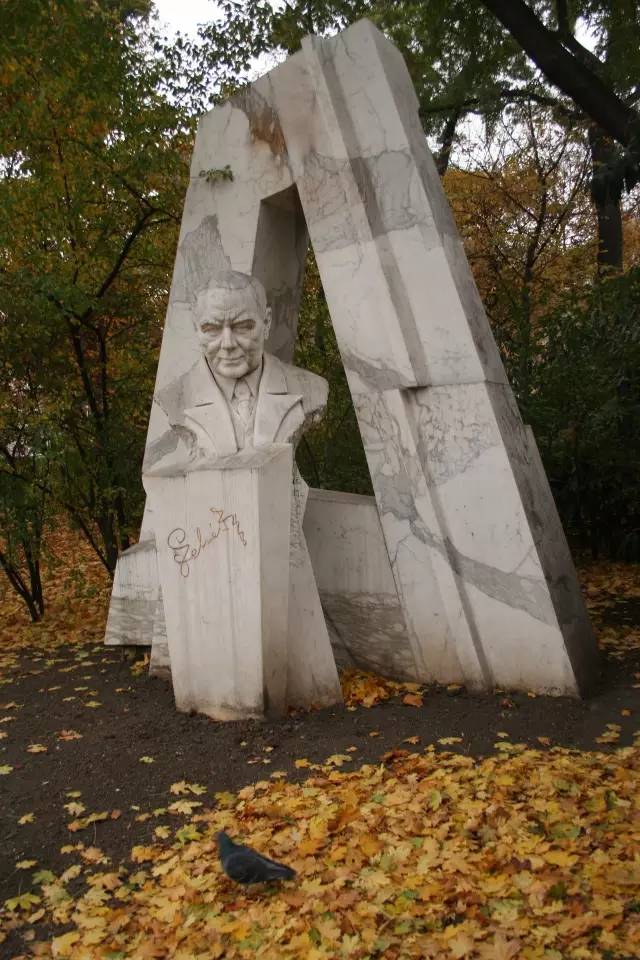 ▼ 弗朗茨·雷哈尔塑像▼ 布鲁克纳雕像▼舒伯特雕像中午前后,我们