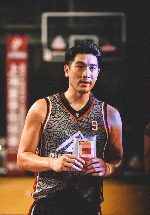 高以翔去世后,和蒋珅玮合开的店铺火了,9号篮球衣被抢购一空