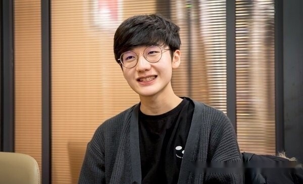 在转会期刚开始不久,lgd就官宣了peanut小花生和kt教练加入,而且因为