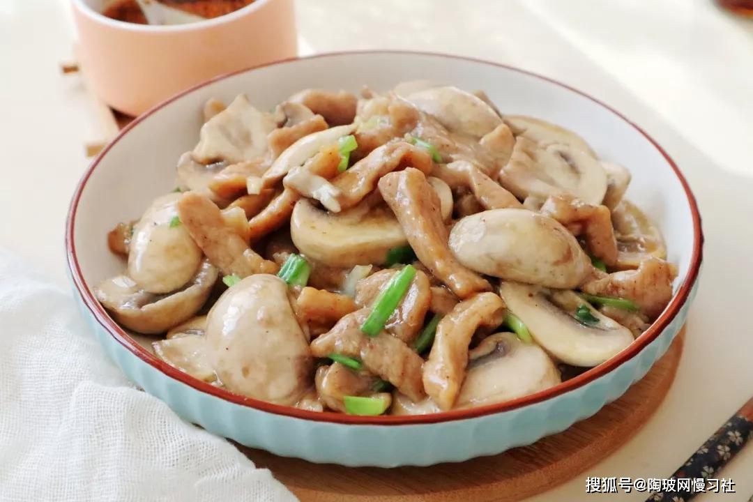 蘑菇炒肉片万万不可直接下锅炒只多这一步肉片嫩滑入味快