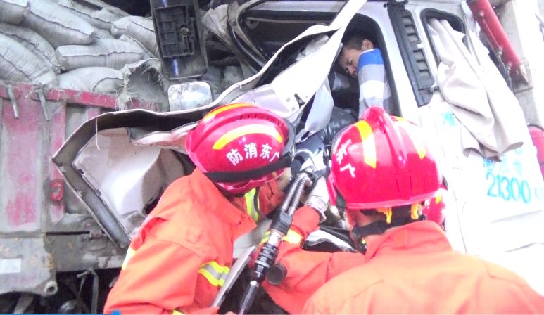 甬莞高速棉湖路段突发车祸一人被困揭西消防队紧急救援