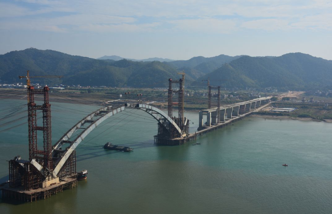 梧州西江四桥南岸引桥合龙,明年将要通车了.