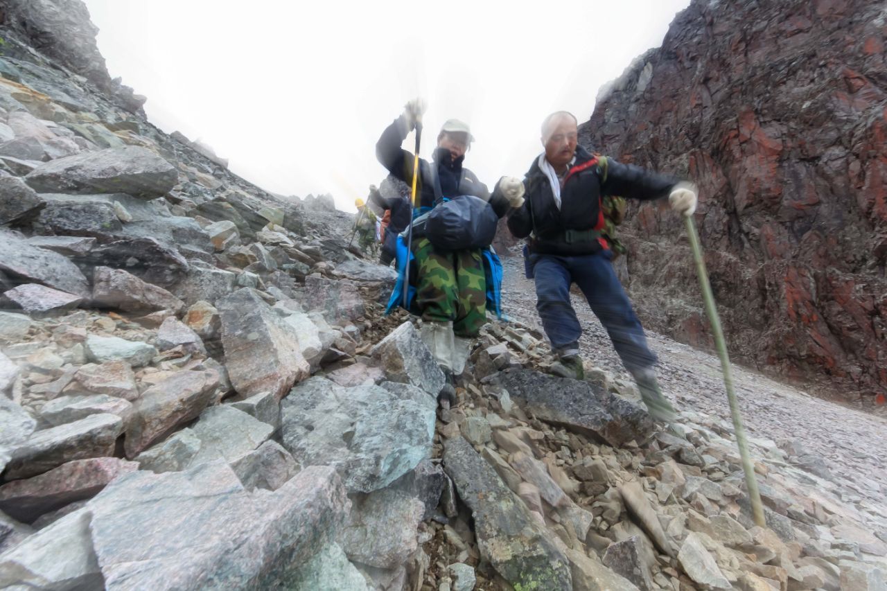登顶回撤 人生第一次遭遇销魂的大自然滑梯 高山流石滩 给跪了!-搜狐大视野-搜狐新闻