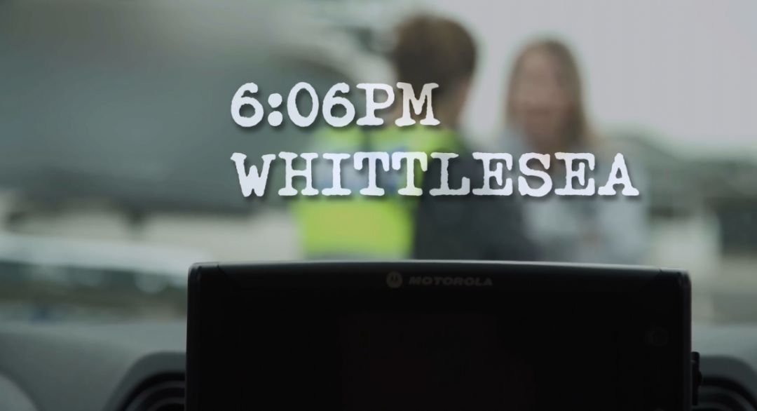 她掏出一支烟,点上,深深地吸了一口,然后缓缓吐出一团白烟,似乎是想把