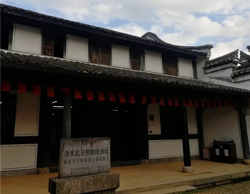 在革命根據地,黨員們分別參觀了四明山革命烈士紀念館,浙東抗日軍政