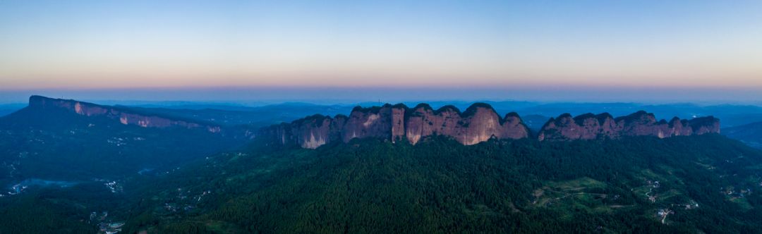 最为叫绝的就是,在这高大,陡峭,直立如削的山体中间,绝无仅有的出现了