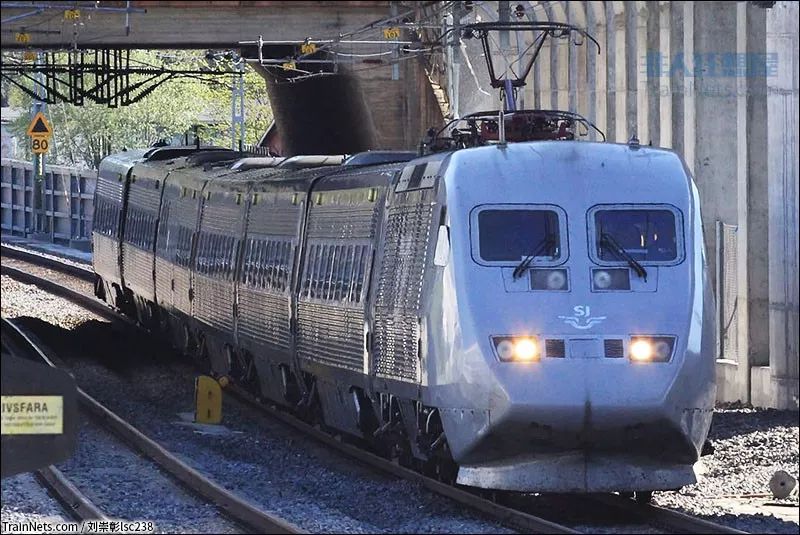 神朔铁路3 0重载列车通过神朔铁路孤山川-府谷区间.