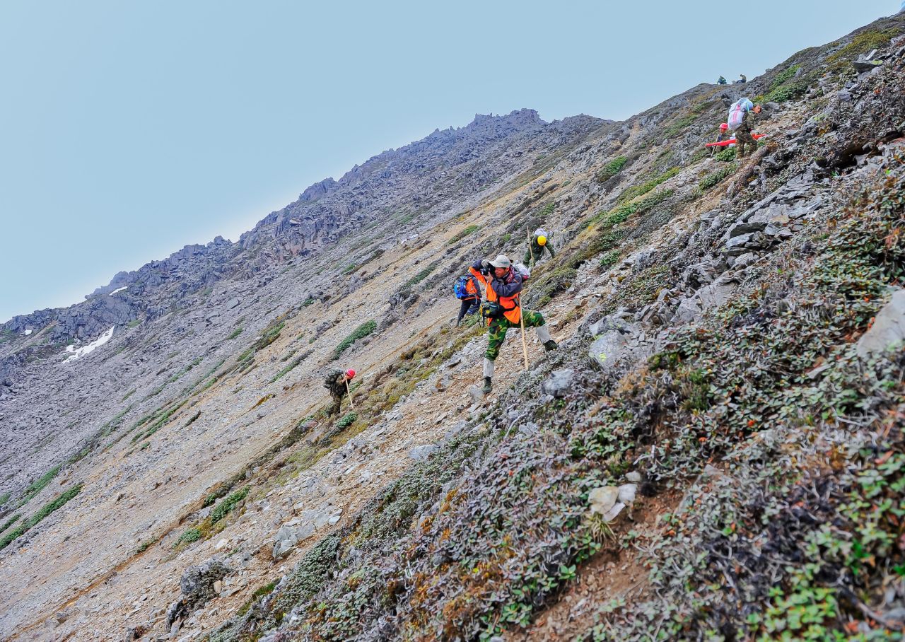 登顶回撤 人生第一次遭遇销魂的大自然滑梯 高山流石滩 给跪了!-搜狐大视野-搜狐新闻