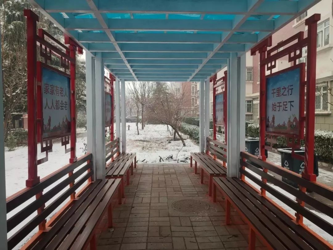 近日,兴海园社区新改造完成的玉璟园小区休闲文化长廊正式与居民见面.