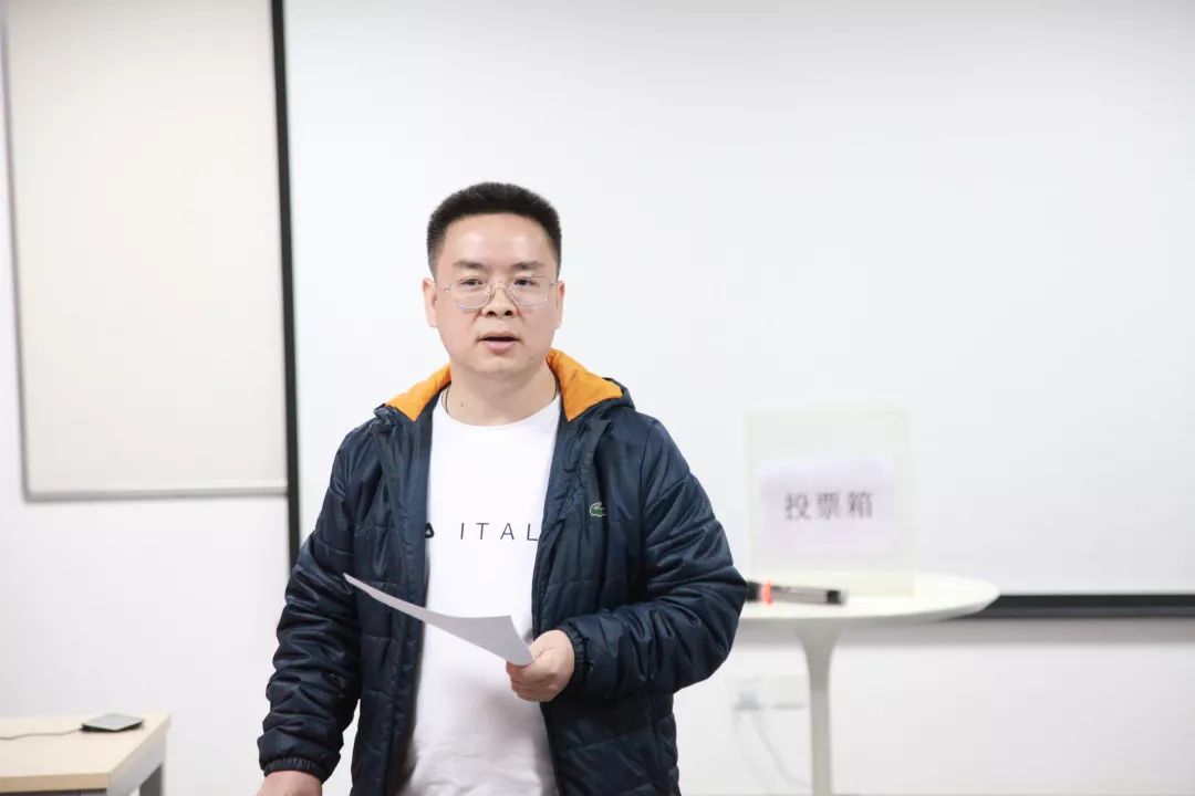 经过党员同志们的现场投票,黄剑平同志全票当选为支部书记,王金燕同志