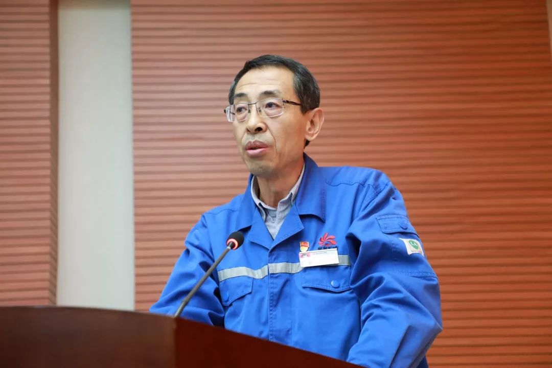 会上,炼化公司副总经理王荣斌宣读了《炼化公司百日安全生产集中整治