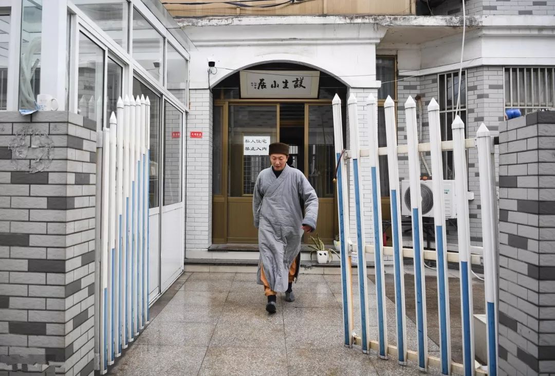 这个假和尚出家8年让200多个女人生下孩子这是善行为他鼓掌