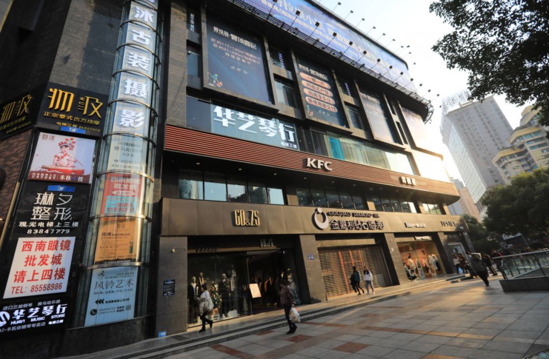 曾是无数小女生时尚启蒙的喷水池,如今唯有国贸广场和南国花锦依然"