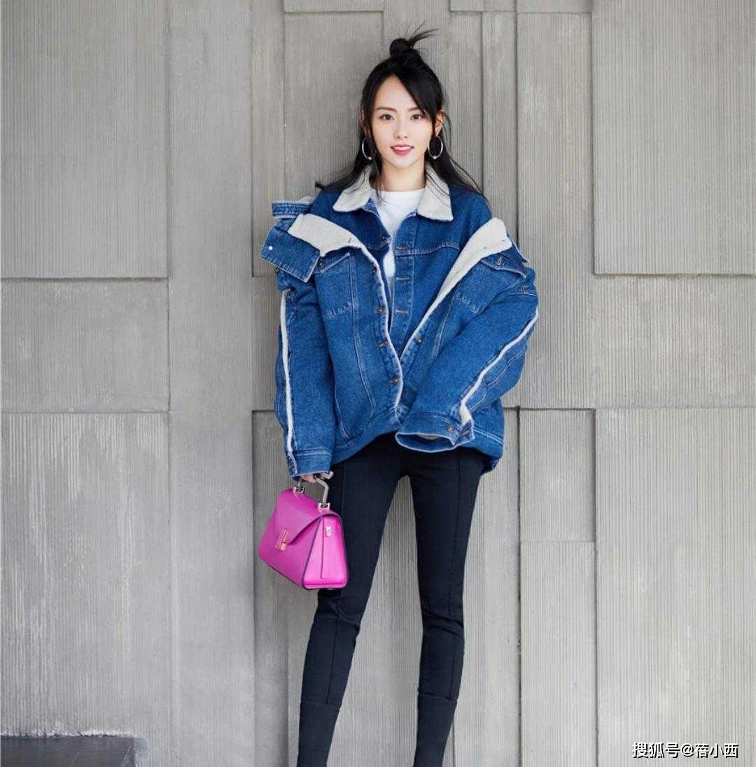 张嘉倪穿卫衣配过膝长靴凹造型腰绑衬衫好洋气斜跨腰包更时髦