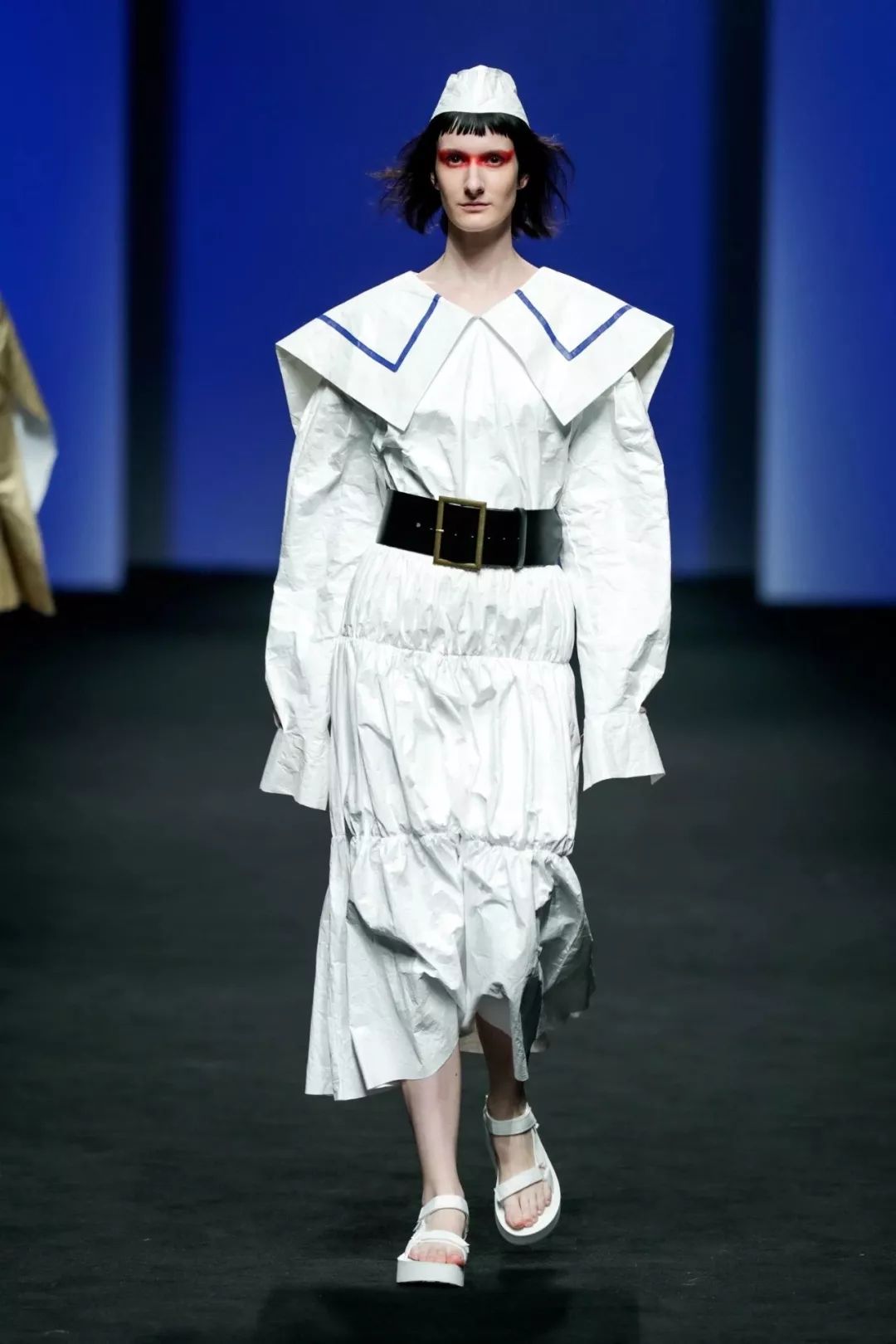 这一次,ta把"杜邦纸"搬上了t台