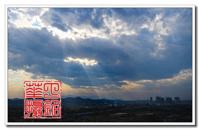 霞光万道祥云美耀眼光辉照铅山