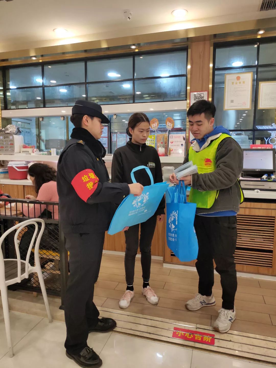 沙坪坝开展生活垃圾分类进商圈进广场主题宣传活动