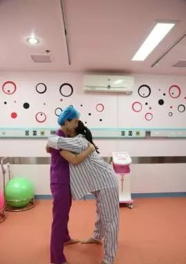 导乐分娩一对一的陪伴呵护母婴的安全与健康