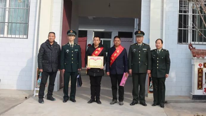 凤翔军人受表彰立功喜报送至家门口