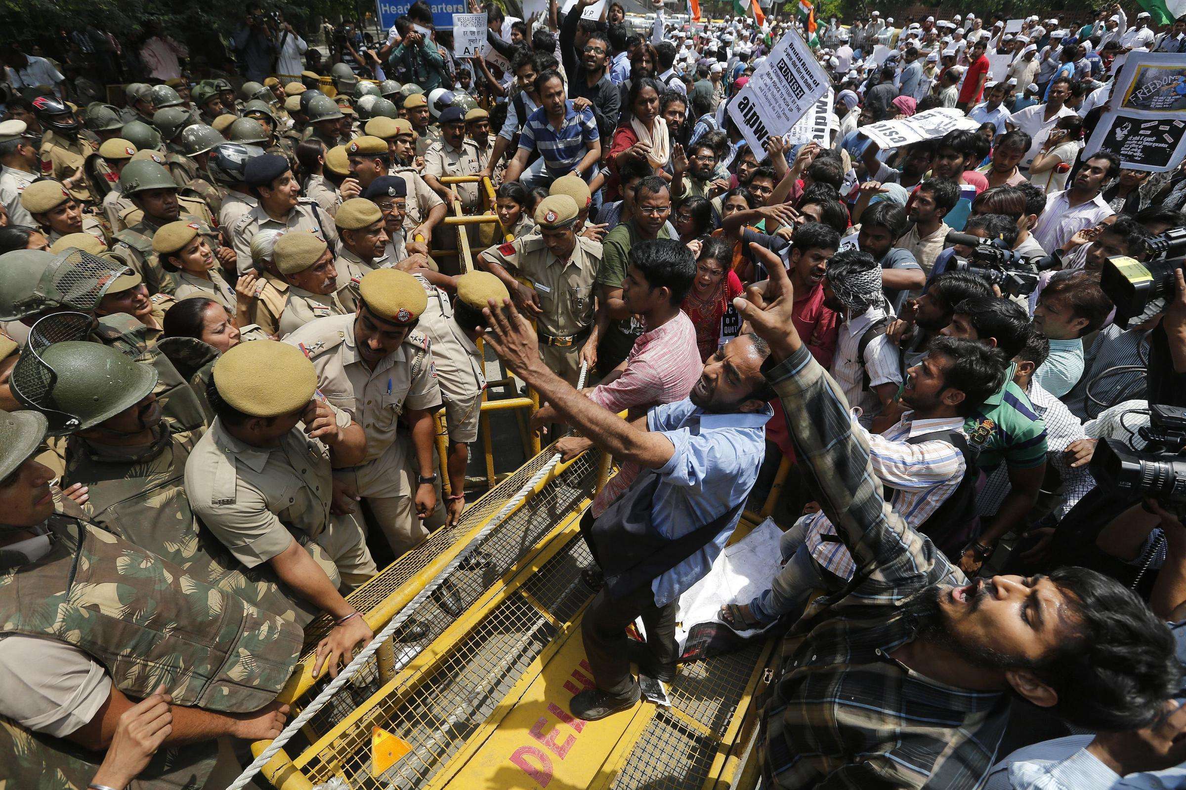 美国又扇阴风点阴火,鼓动印度暴乱:骚乱快速席卷多个城市