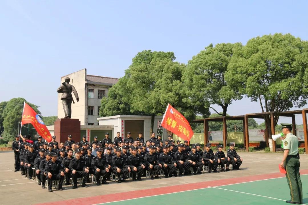 长沙科技工程学校学工处于5月24日组织百余名师生前往武警部队望城