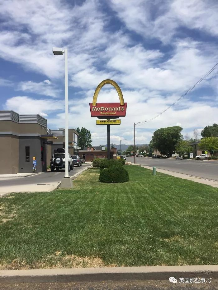 在美国亚利桑那州塞多纳有全世界唯一一家蓝绿色标志的金拱门