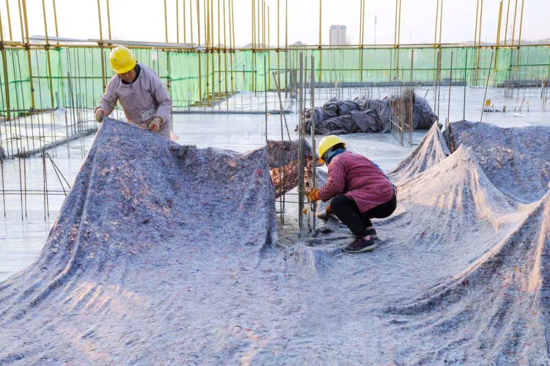 加强对混凝土浇筑后的成品保护,同时提高混凝土标号,实现混凝土冬期