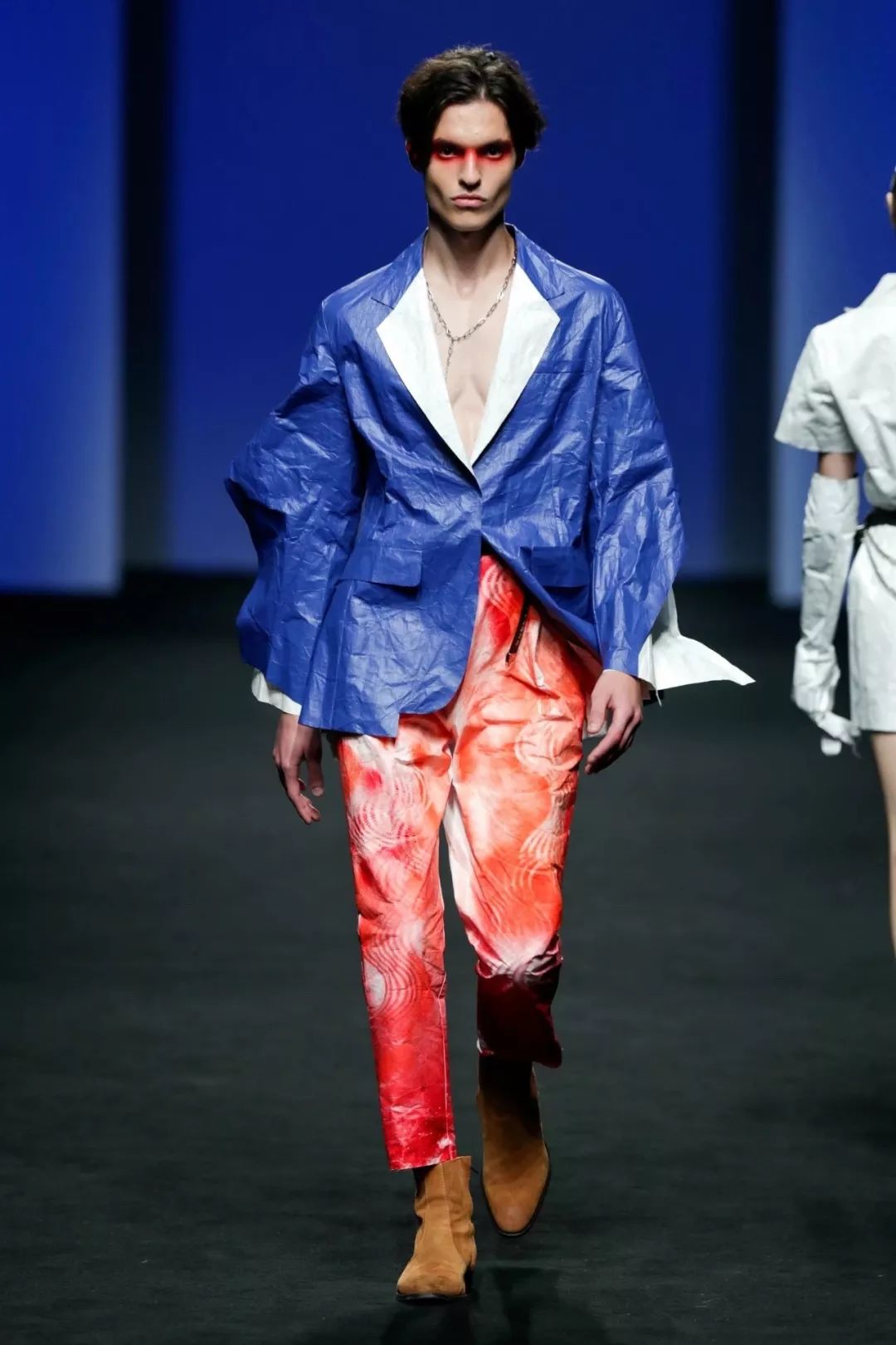 这一次,ta把"杜邦纸"搬上了t台