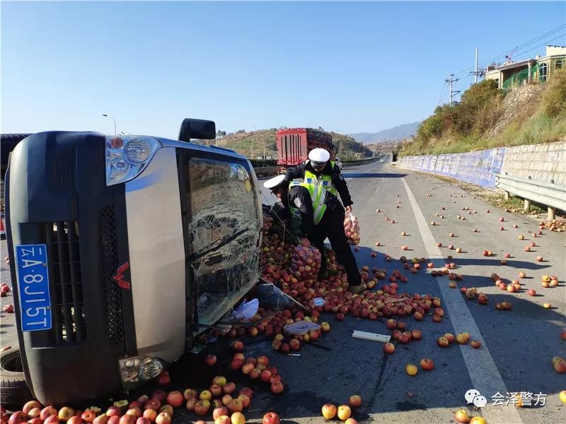 会泽高速路上货车发生侧翻5吨苹果铺满行车道