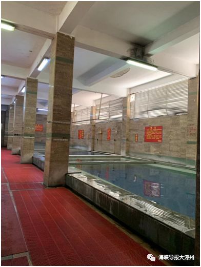 天气渐渐冷起来,泡温泉颇受漳州人的喜爱.