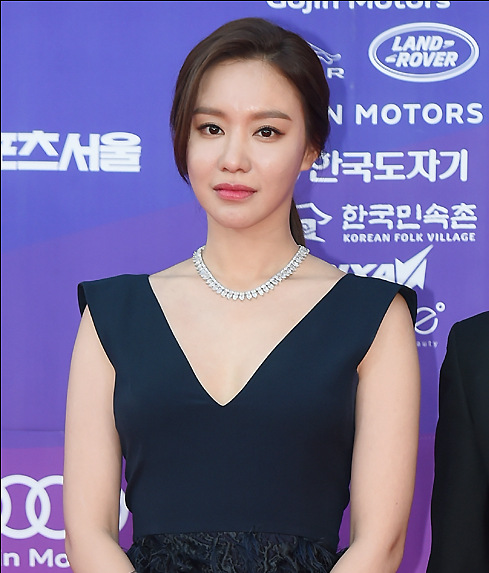 原创金雅中整容前后像换头?神似台湾女星隋棠 曾与池城拍大尺度电影