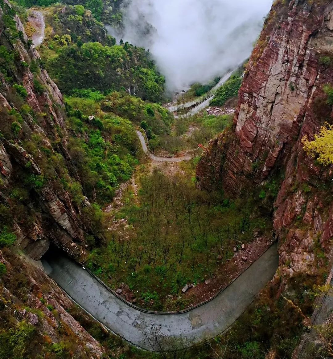 回籠掛壁公路在錫崖溝的南山青峰圍的南邊回龍村.