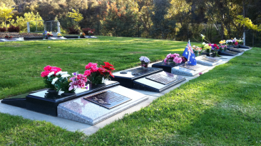 草坪葬艺术形式草坪葬花坛葬花坛葬是墓葬与树葬的创新,它改变了传统