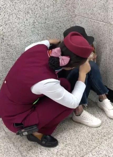 019年10月24日安徽合肥一女子驾车停在路边崩溃大哭:我怎么办啊!