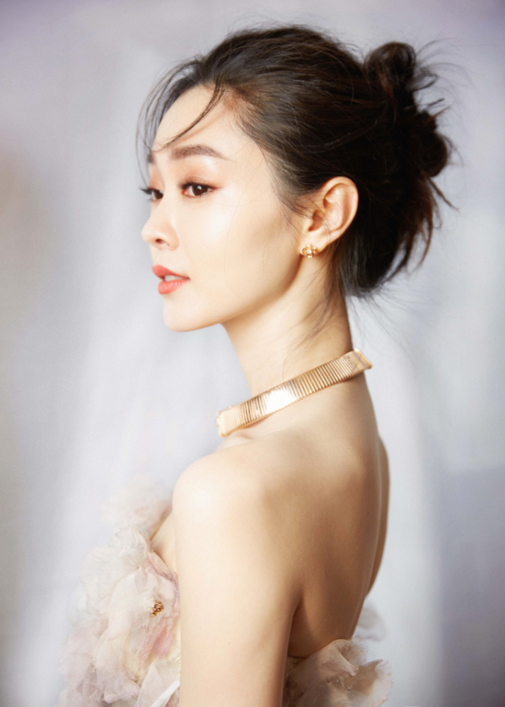 宋轶龙须丸子头登热搜 时尚盛典获"年度时尚优雅先锋"