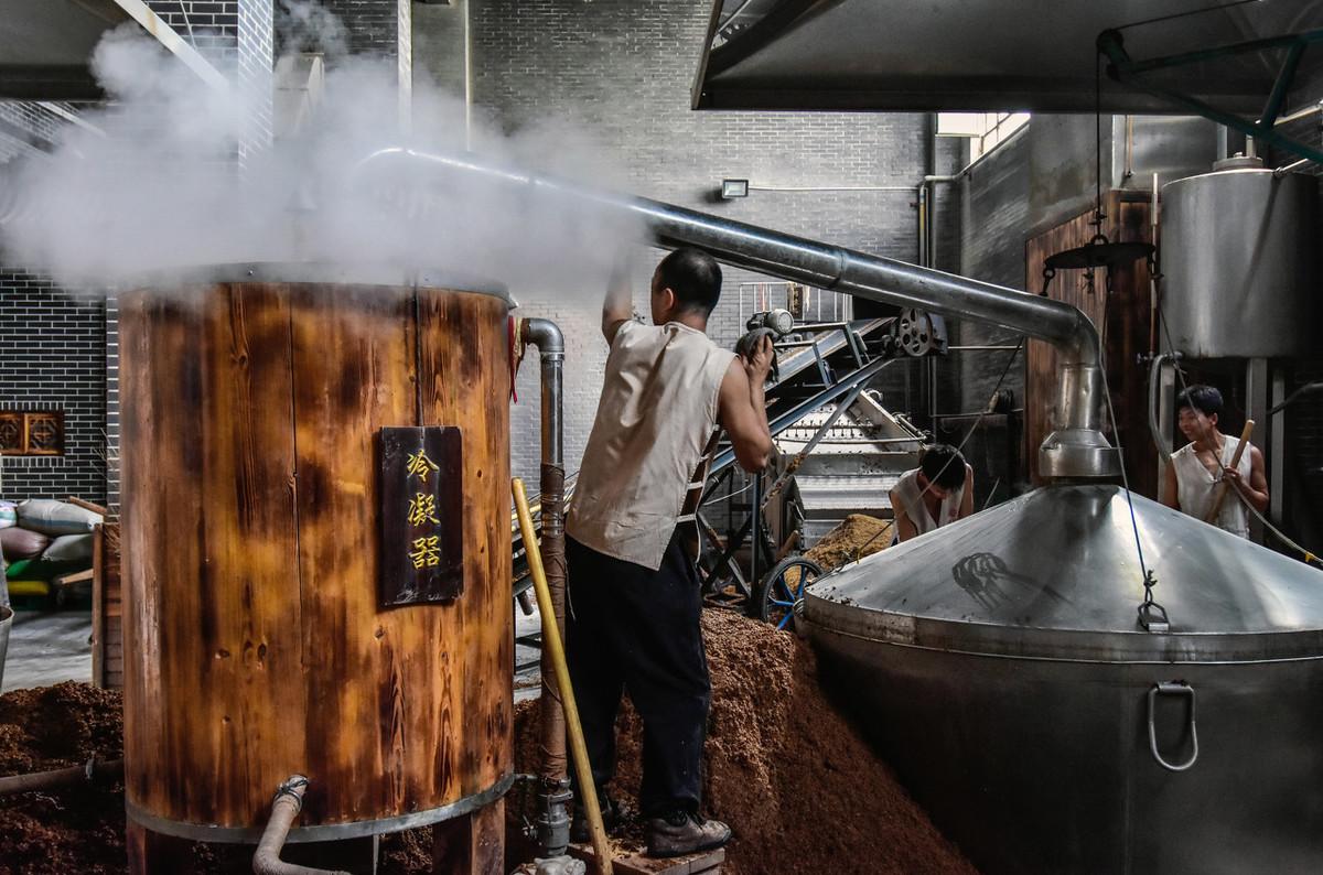 4,北方清香型小曲高粱酒酿造工艺中,泡粮是如何操作的?