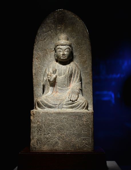 垂衣拱手唐释迦牟尼石刻像